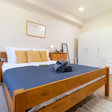 Chic Urban Getaway In Center By Flat Mаnager Daire